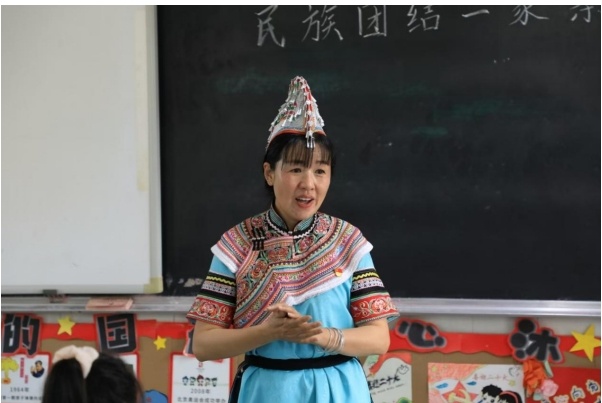 校友风采 | “深谷点灯人”冉红艳:托起每一只彩蝶,飞向山外山